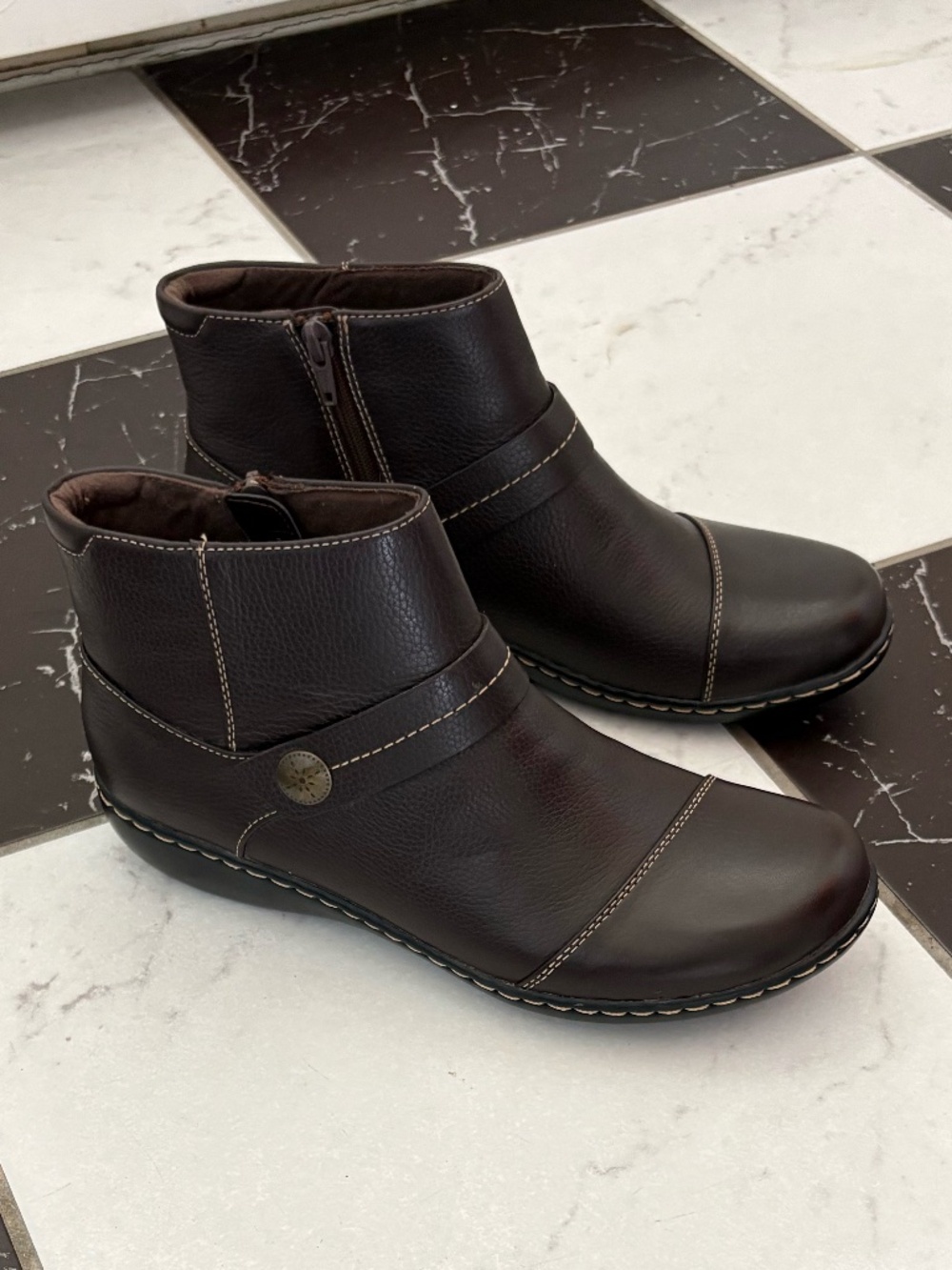 Clarks Ashland Mabel Women's Size 8.5 Medium Dark Brown Leather Ankle Boots